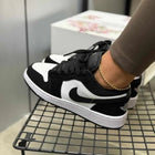 JORDAN RETRO 1 LOW NEGRA BLANCA GAMUZA