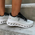 ON CLOUD LOEWE GRIS NEGRA